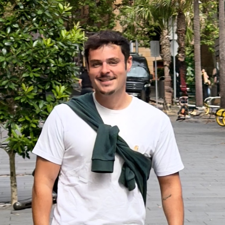 Arthur, fondateur de La Pinasse, dans une rue arborée